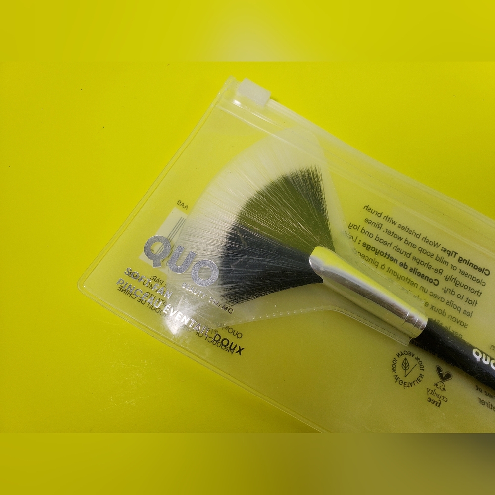 QUO Fan Soft-Fan Makeup Brush - Black and Silver